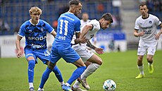 Mladoboleslavský Mat�j Hyb� t�sn� brání Pavla Juro�ku ze Slovácka.