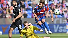 Plze�ský zálo�ník Patrik Hro�ovský a branká� Klemen Mihelak z Jablonce