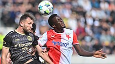Slávistický obránce Youssoupha Mbodji v hlavi�kovém souboji s Danielem Truba�em...