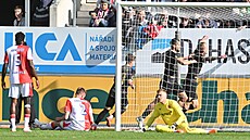 Fotbalisté Hradce Králové se radují z gólu Ond�eje Mihálika v utkání proti...