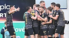 Fotbalisté Hradce Králové se radují z gólu Ond�eje Mihálika v utkání proti...