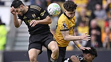 Obránce Ladislav Krej�í z Wolverhamptonu hlavi�kuje mezi Raúlem Jiménezem a...