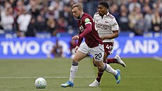 West Ham'dan Jarrod Bowen kafa vuruşuyla Arsenal'den Myles Lewis-Skelly'yi geçiyor.