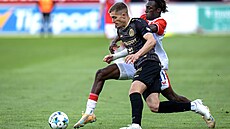Martin Suchomel z Hradce Králové se p�etla�uje s Youssouphou Sanyangem ze...