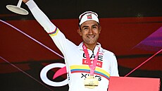 Jhonatan Narváez na pódiu slaví vít�zství v 8. etap� Gira.