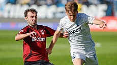 Liberecký zálo�ník Filip �patenka prochází s mí�em okolo Andyho Irvinga ze...