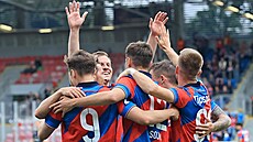 Fotbalisté Plzn� se radují z vst�eleného gólu.