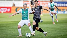 Jablonecký zálo�ník Filip Zorvan (vlevo) a Samuel Dancák z Hradce Králové