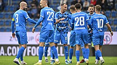 Fotbalisté Mladé Boleslavi se radují z gólu.