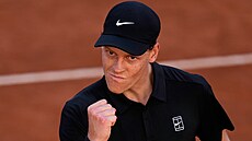 Jannik Sinner se raduje z vít�zného mí�e ve finále turnaje v �ím�.