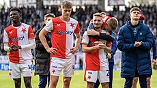 Fotbalisté Slavie p�ed svými fanou�ky po proh�e v Hradci Králové