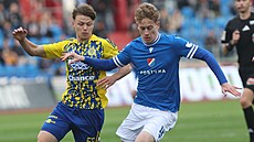 Ostravský zálo�ník David Planka obchází Tomá�e Hellebranda ze Zlína.