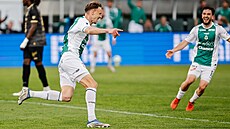 Jablonecký úto�ník David Pu�ká� slaví se spoluhrá�i sv�j gól proti Hradci.
