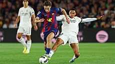 Zálo�ník Fermín López z Barcelony se sna�í p�ejít p�es Trenta...