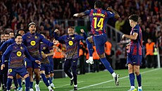 Fotbalisté Barcelony oslavují gól Marcuse Rashforda.