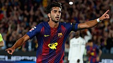 K�ídelník Ferran Torres z Barcelony se raduje z gólu v utkání proti Realu...