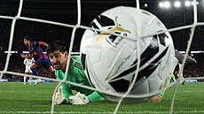 Branká� Thibaut Courtois se ohlí�í za mí�em, který do jeho sít� poslal Ferran...