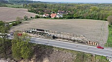 P�íprava na umíst�ní provizorního silni�ního mostu nad �elezni�ním koridorem u...