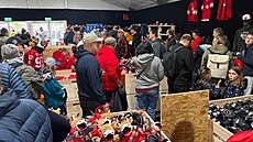 Mezi zápasy se fanshop napl�uje, tvo�í se dlouhé fronty.