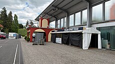 Vedle BCF Areny se chystají i stánky s brugery a italským jídlem.