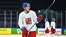 Marek Alscher zkoumá svou hokejku na tréninku národního týmu na MS ve Fribourgu.