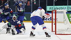 Slovenský kapitán Marek Hrivík po parádní souh�e p�ekonává italského branká�e...