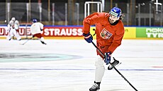 Hokejový úto�ník Daniel Vo�enílek vysílá ránu b�hem tréninkového cvi�ení na MS...