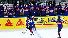 Britská hokejová st�ída�ka bou�liv� slaví vyrovnávací gól Nathanaela Halberta...