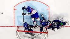 Slovenský úto�ník Martin Pospí�il (76) padá v brankovi�ti italského gólmana...