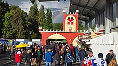 Ani hlad nep�ijde levn�. Malá krabi�ka se sýrem a �unkou stojí mezi 300 a 400...