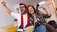 Hokej v televizi a plná lednice. �e�i si doma staví vlastní fanou�kovské zóny