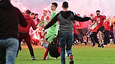 Fanou�ci Slavie vtrhli na h�i�t� p�ed koncem zápasu. (9. kv�tna 2026)