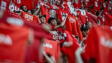 Fanou�ci Slavie vtrhli na h�i�t� p�ed koncem zápasu.  (9. kv�tna 2026)