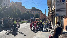 Záchranné slo�ky pracují na míst� tragické nehody v Moden�, kde v�z vjel mezi...