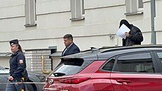 Podez�elý z kráde�e lebky svaté Zdislavy odchází od soudu, kde se jednalo o...