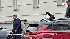 Podez�elý z kráde�e lebky svaté Zdislavy odchází od soudu, kde se jednalo o...