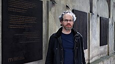 Kurátor Martin Jelínek p�ed novým památníkem v�novaným 161 vále�ným...