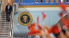 Americký prezident Donald Trump vystupuje z letadla v Pekingu. (13. kv�tna 2026)