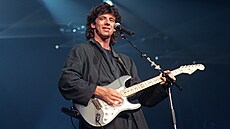 Zp�vák Patrick Bruel na koncertu v Pa�í�i roku 1990.