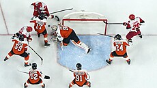 Dan Vlada� kontroluje puk p�ed bránou Philadelphie.