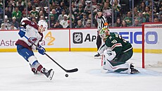 Úto�ník Colorada Parker Kelly testuje minnesotského branká�e Jespera Wallstedta.