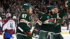Ryan Hartman slaví s kolegy z Minnesoty vedení nad Coloradem.