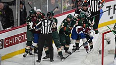 Rozhod�í uklid�ují poty�ku mezi hrá�i Minnesoty a Colorada.