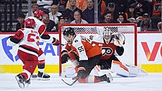 Jackson Blake z Caroliny posílá puk p�es obránce Philadelphie Rasmuse...