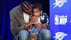 Shai Gilgeous-Alexander dorazil na tiskovou konferenci po vyhlá�ení...