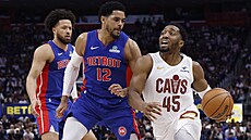 Donovan Mitchell (45) z Clevelandu se sna�í dostat s mí�em p�es Tobiase Harrise...
