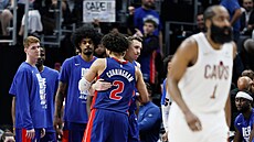 Cade Cunningham s ostatními hrá�i Detroitu smutní po vy�azení v play off s...