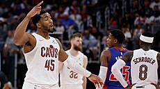 Clevelandský obránce Donovan Mitchell slaví v rozhodujícím sedmém utkání s...