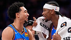 Jared McCain a Shai Gilgeous-Alexander z Oklahomy v dobrém rozmaru p�i utkání s...