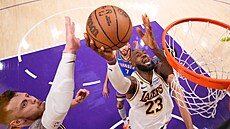 LeBron James z Lakers ská�e ke ko�i Oklahomy.